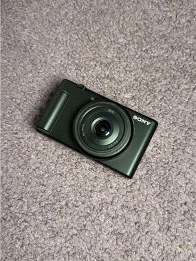 Sony Black ZV1F Camera *PERFECT CONDITION* case, tripod & more! caption ⬇️